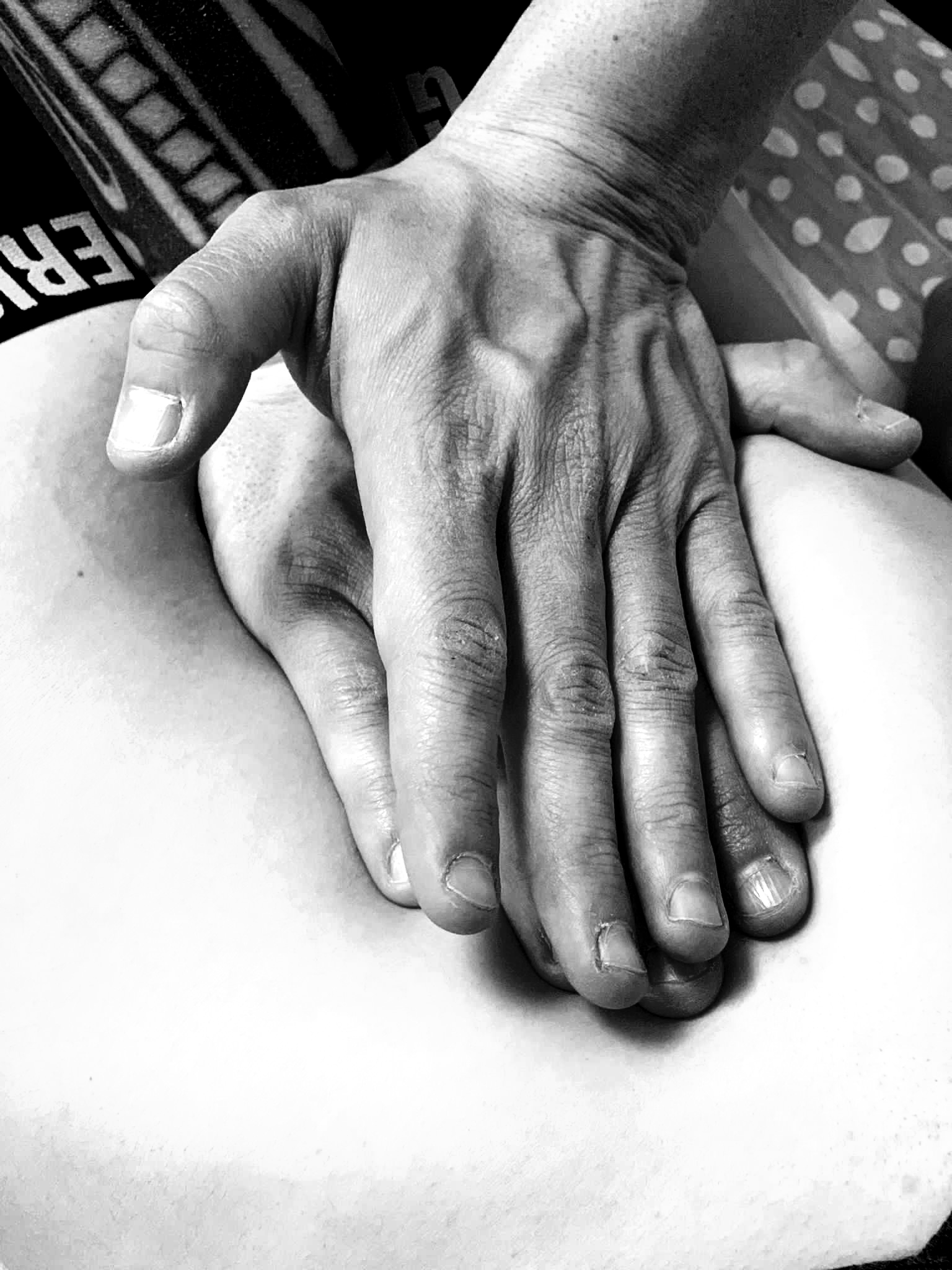 Mani su paziente durante trattamaneto osteopatico. Davide Casarini osteopata